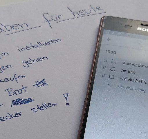 Aufgaben auf einem Zettel und in einer App